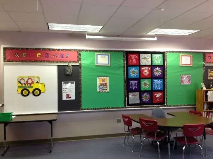 Klassenzimmer einer Grundschule mit grüner Wand