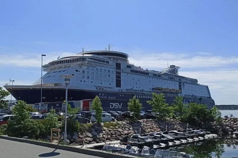 Fähre im Hafen