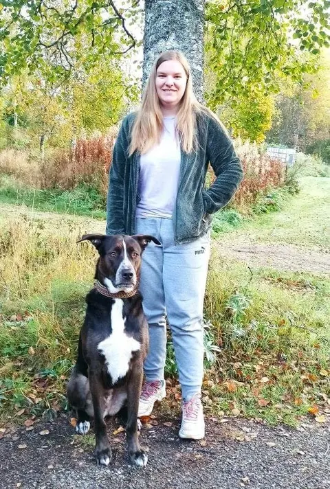 Frau mit schwarzem Hund