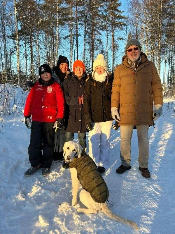 Familie mit Hund im Schnee
