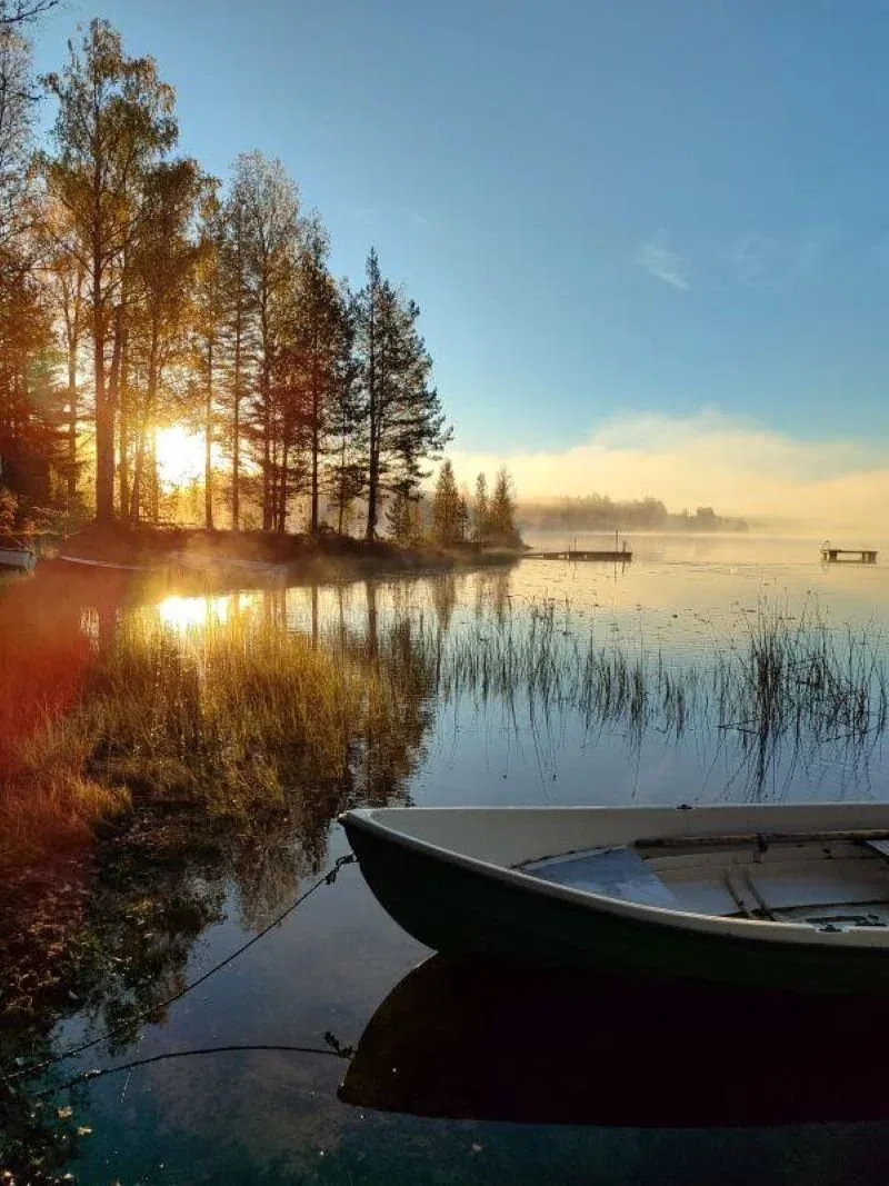 Boot am Ufer im Morgenlicht