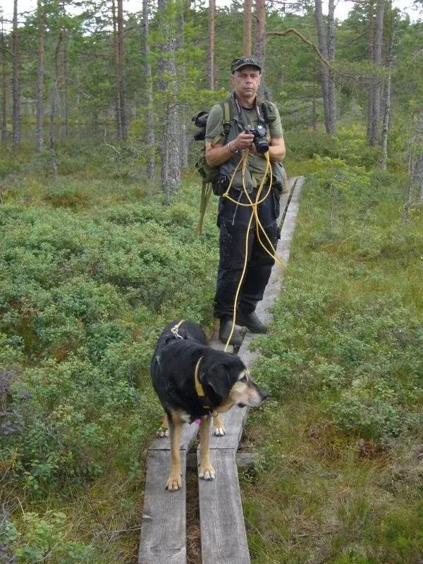 Wanderer auf einem Holzsteg im Moor