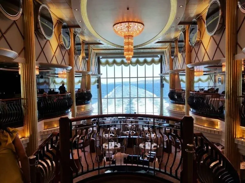 Restaurant auf einer Fähre mit Blick aufs Meer