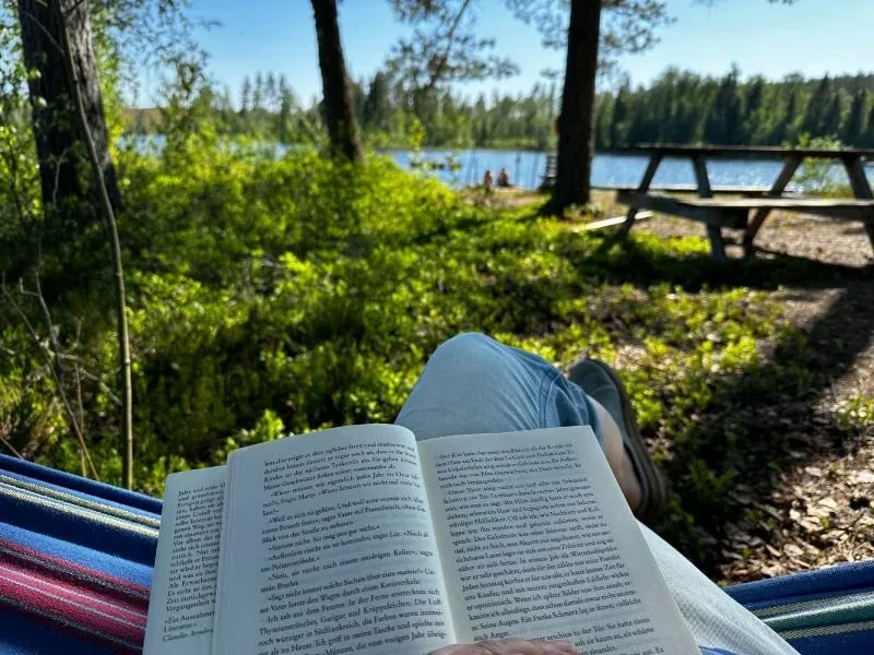 Lesen in der Hängematte am See