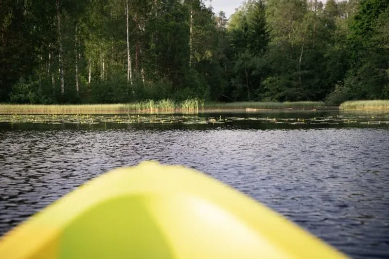 Gelbes Kajak auf dem See