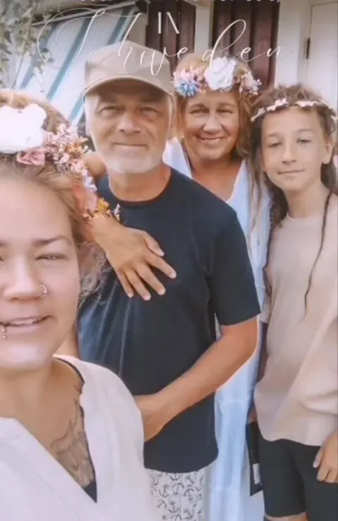 Vier Gäste lachen in die Kamera
