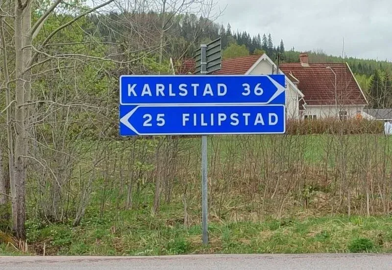 Wegweiser nach Karlstad und Filipstad