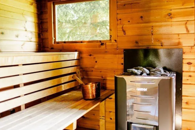 Sauna mit Holzbänken und Ofen