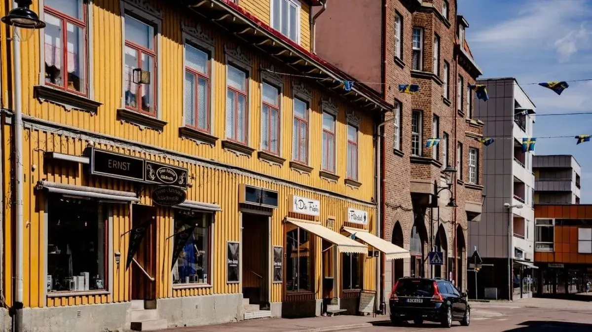 Straße in Filipstad mit gelben Häusern