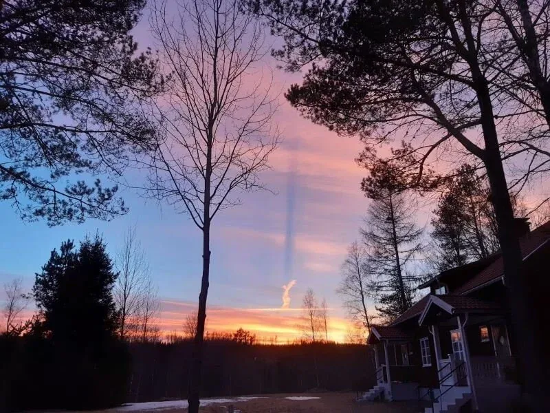 Wenn du im Frühjahr nach Schweden reist, siehst du am Himmel oft ein tolles Farbenspiel.