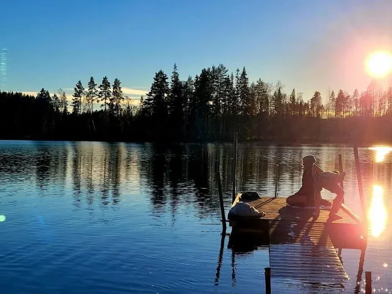 Abendsonne über dem See, am Ufer liegt ein Boot