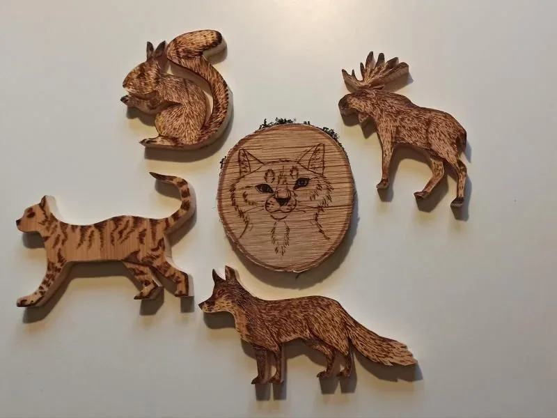Gesägte und gebrannte Holzfiguren: Elch, Fuchs, Eichhörnchen, Tiger