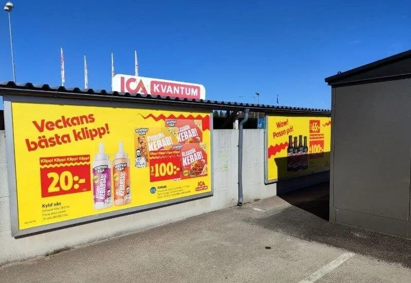 ICA-Supermarkt in Schweden mit Angebotsplakaten
