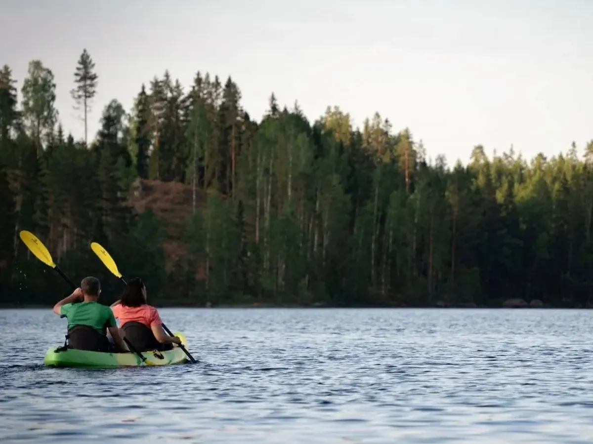 Zwei Kajaks auf dem See vor dem Waldufer