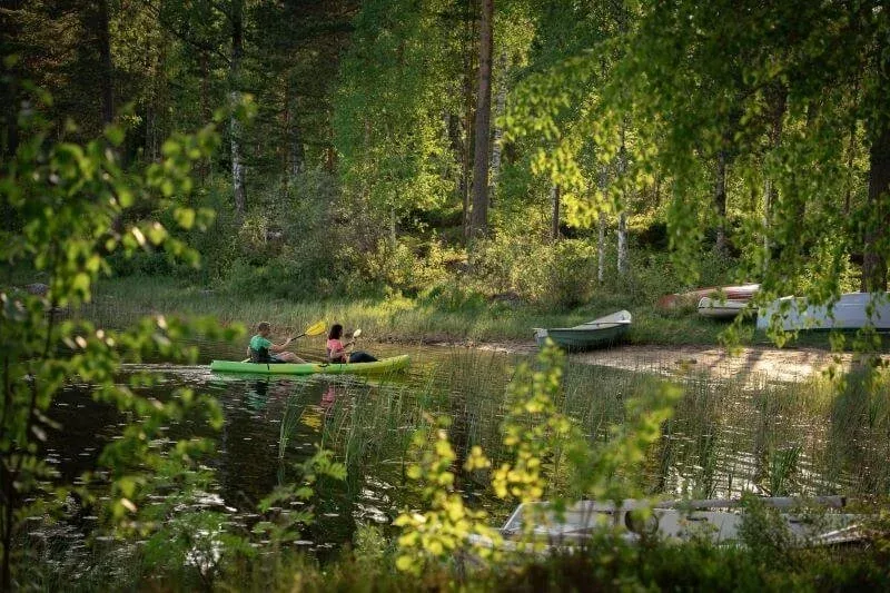 Kajaks im ruhigen Wasser am Ufer