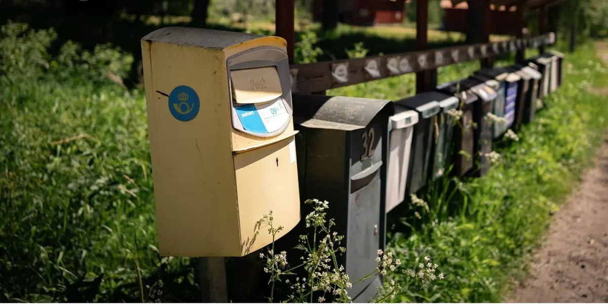 Briefkästen am Wegesrand im Wald