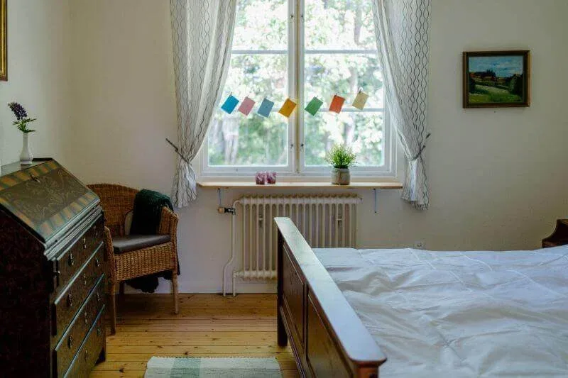 Schlafzimmer mit Doppelbett und Fenster