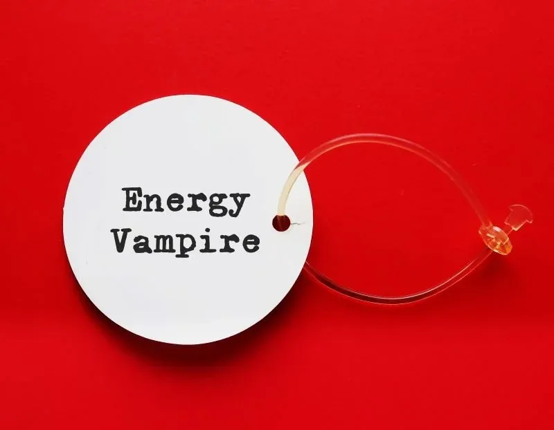 Anhänger „Energy Vampire“ auf rotem Grund