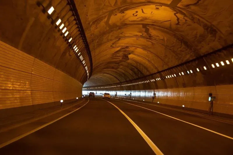Straßentunnel mit Lichtern