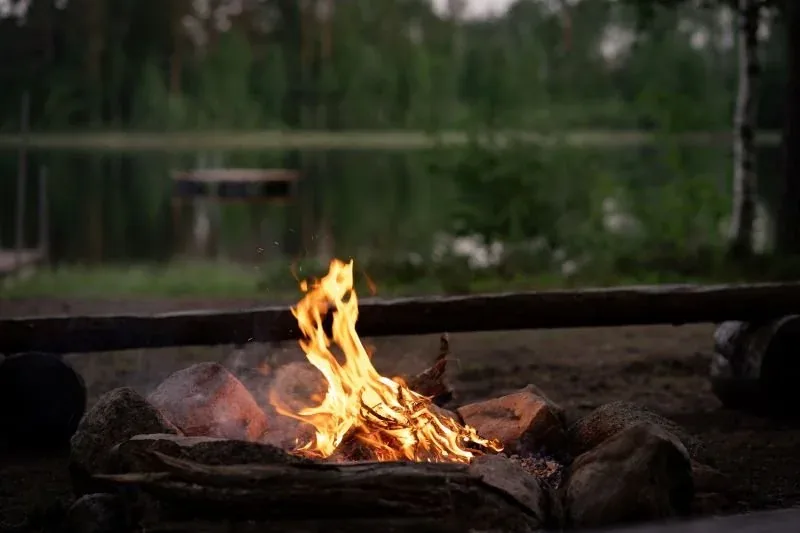 Lagerfeuer am Seeufer