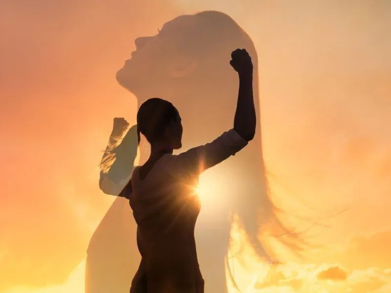 Silhouette einer Frau im Sonnenuntergang