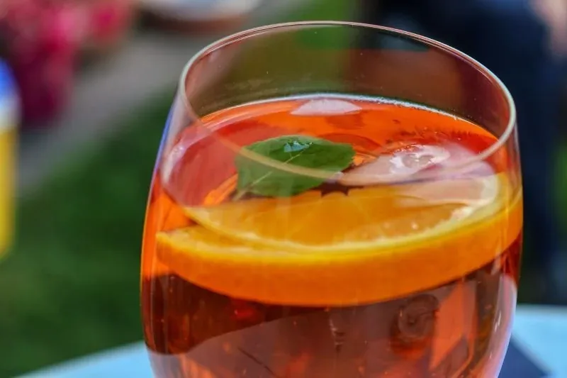 Aperitifglas mit Orangenscheibe
