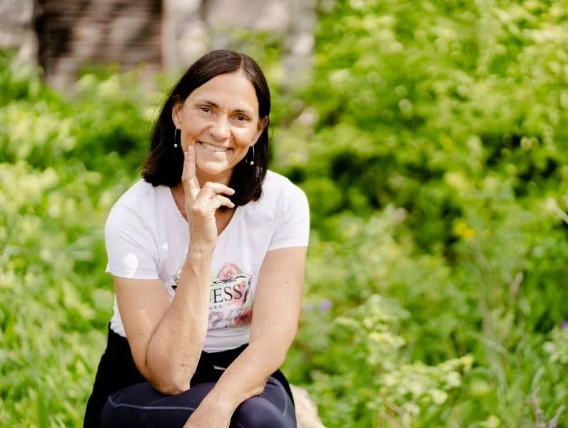 Nicole im grünen Garten