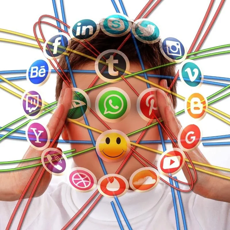 Social-Media-Symbole rund um ein Gesicht