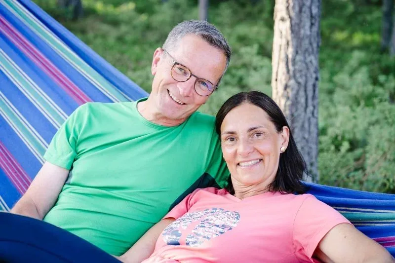 Rainer und Nicole lachen gemeinsam in der Hängematte