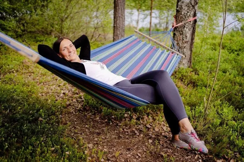 Nicole liegt in der Hängematte