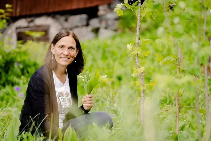 Nicole lächelt im hohen Gras