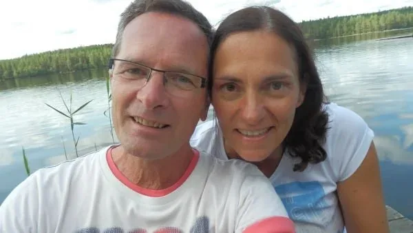 Nicole und Rainer machen ein Selfie am See