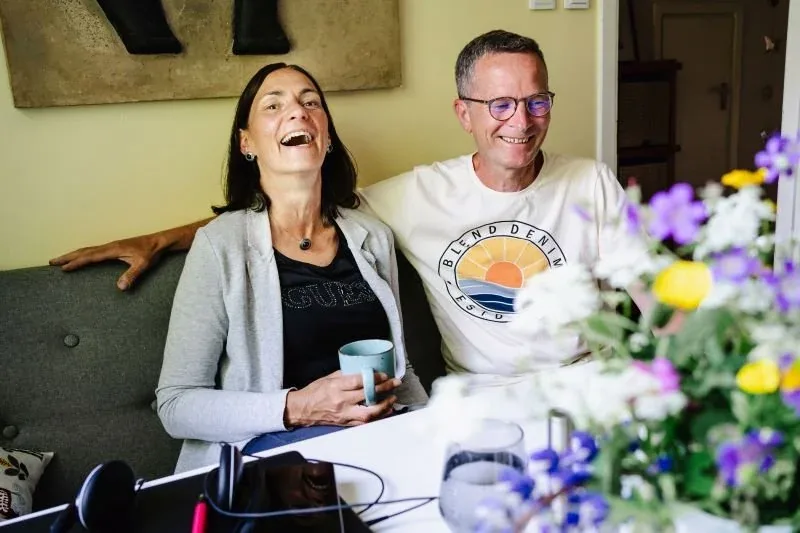 Nicole und Rainer lachen am Tisch