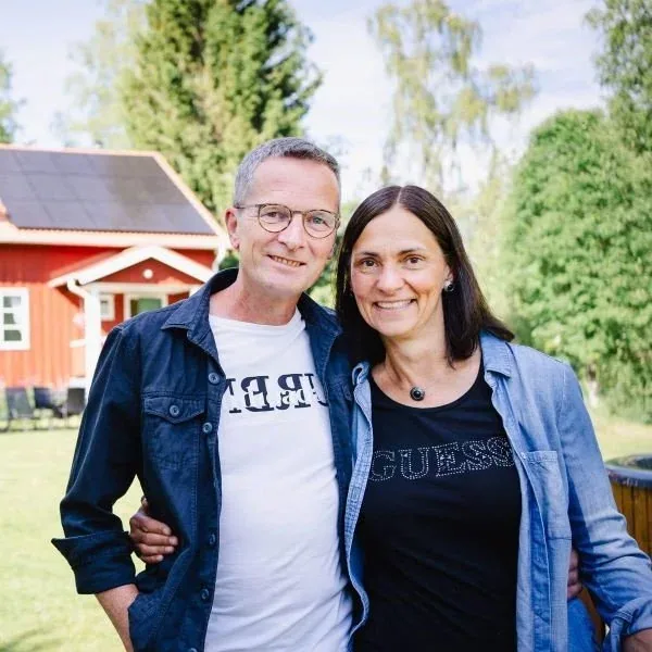 Rainer und Nicole vor dem roten Haus
