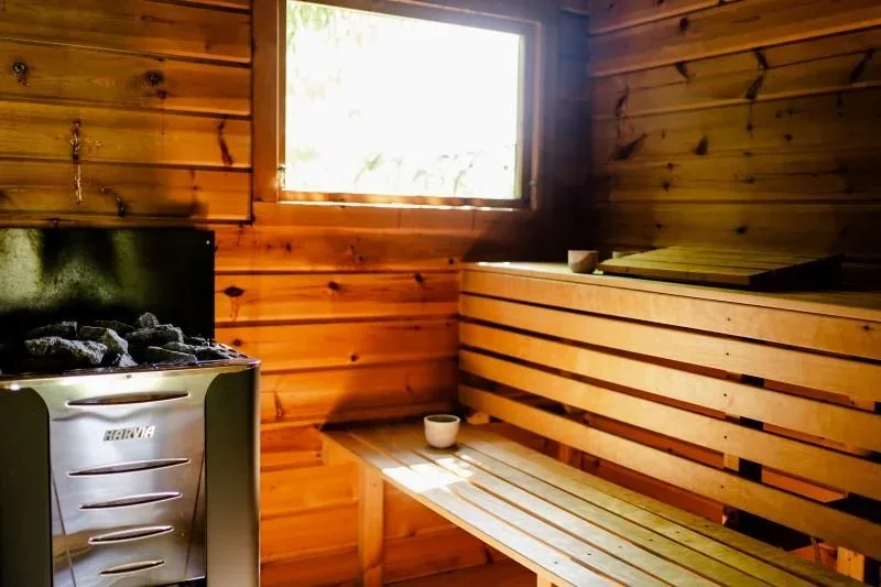 Sauna mit Holzbänken und Fenster