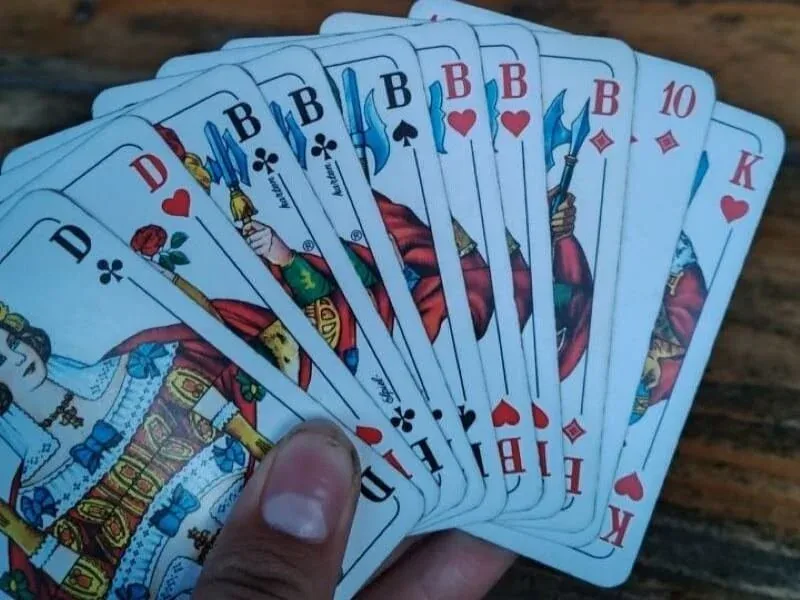 Spielkarten in einer Hand
