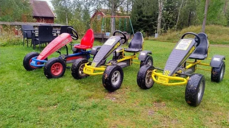 Kettcars auf dem Rasen