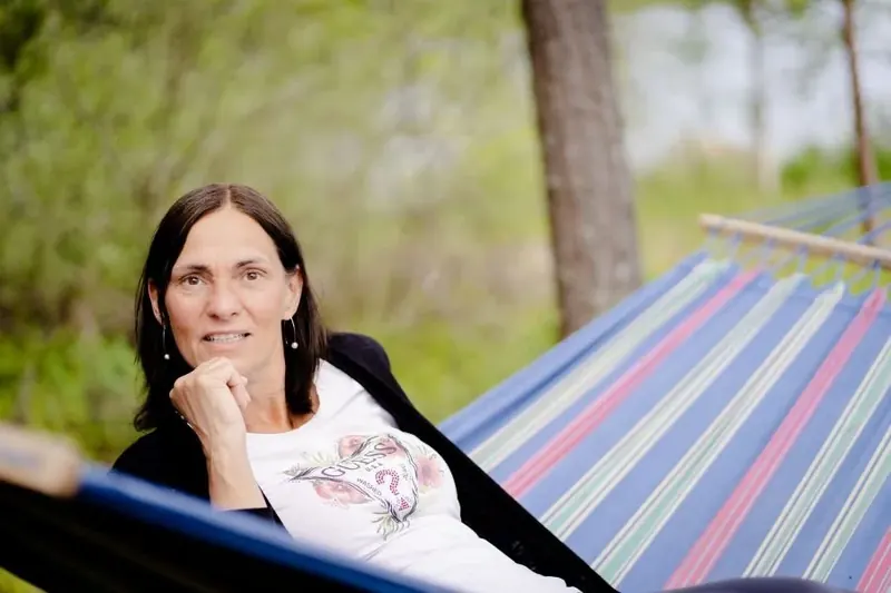 Nicole lächelt aus der Hängematte