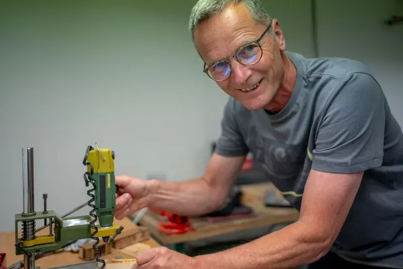 Rainer arbeitet in der Holzwerkstatt