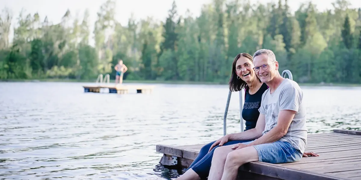 Nicole und Rainer sitzen am Badesteg im See