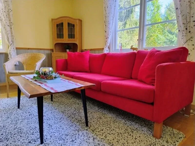 Wohnzimmer mit rotem Sofa