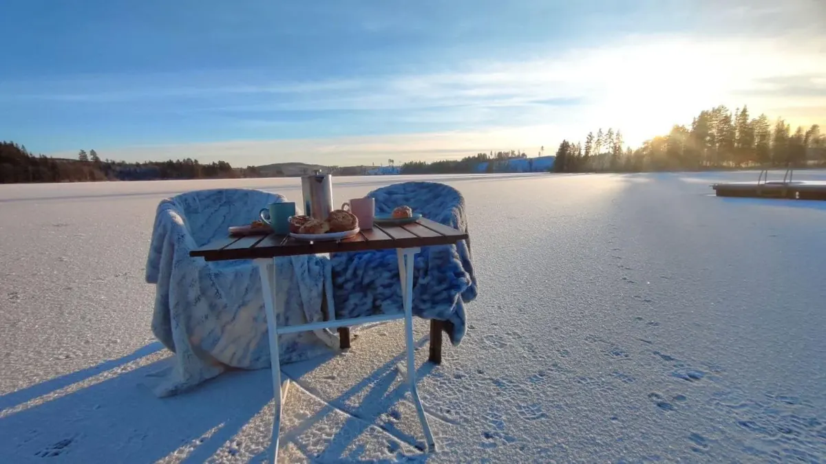 Gedeckter Tisch auf dem zugefrorenen See im Winter
