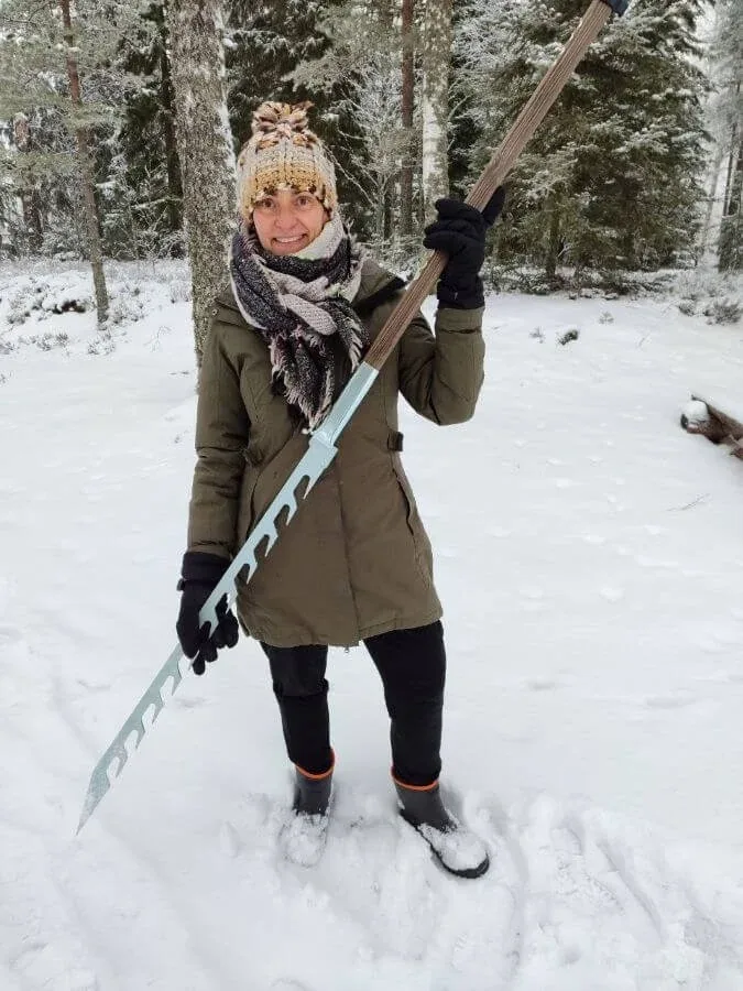 Frau in Winterkleidung mit Skiern im Schnee