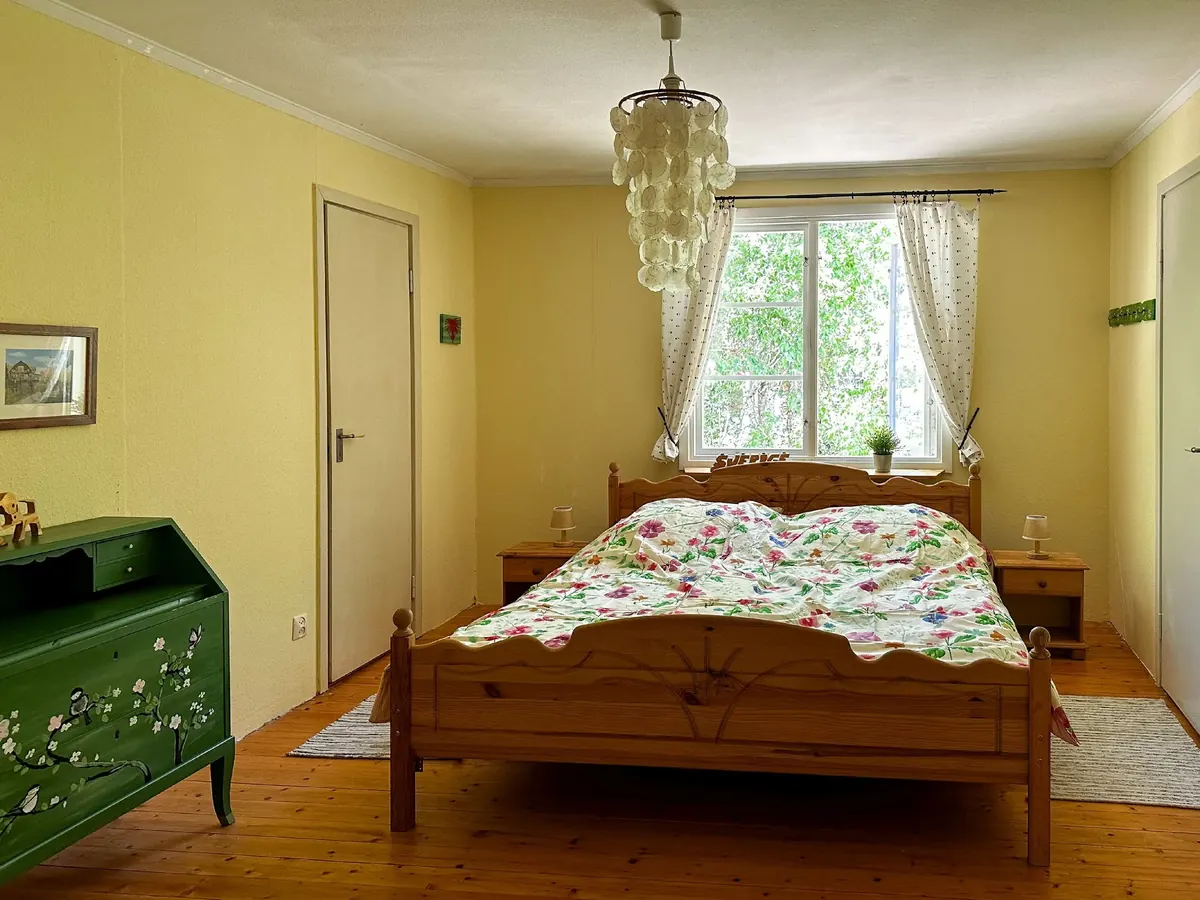 Schlafzimmer mit Doppelbett und Kronleuchter