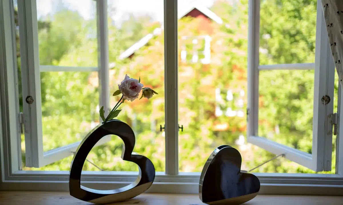 Herzfigur auf der Fensterbank