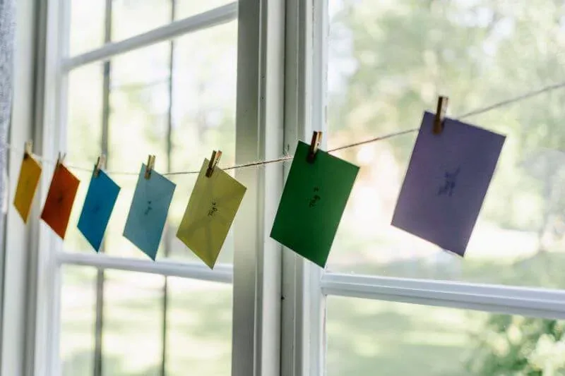 Bunte Wimpelkette am Fenster