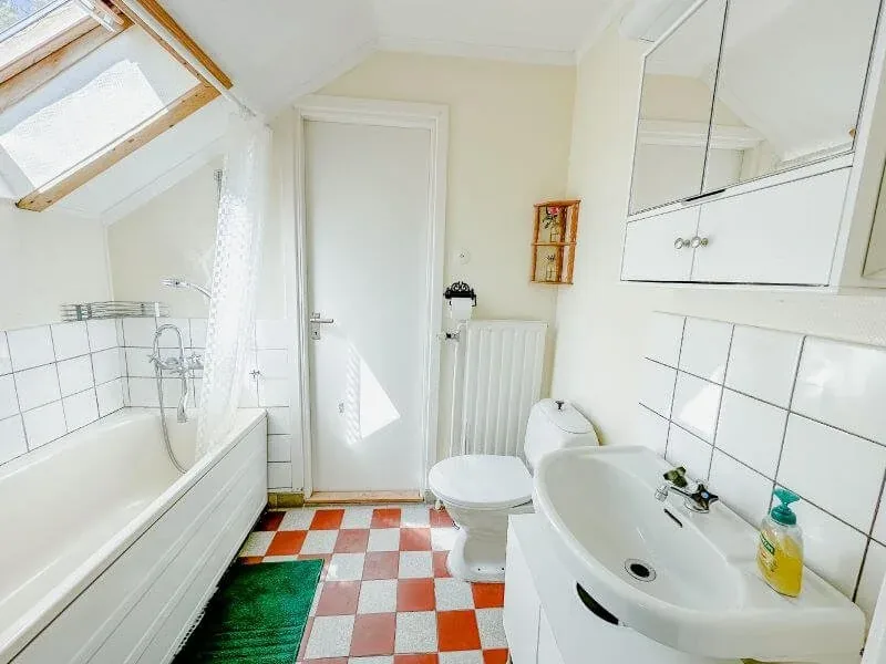 Bad mit Wanne und Waschbecken
