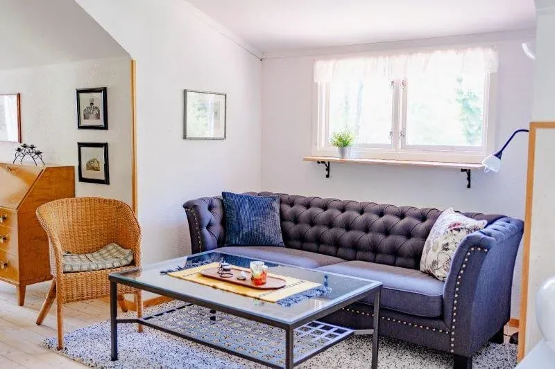 Wohnzimmer mit blauem Sofa und Couchtisch