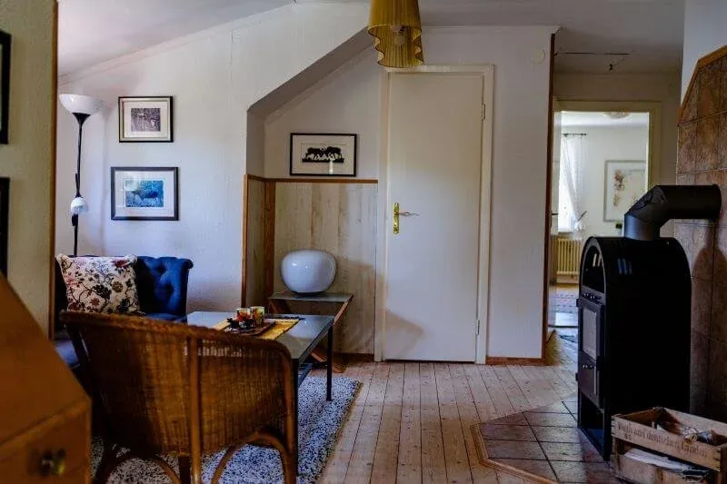 Wohnzimmer mit Sofa und Kaminofen
