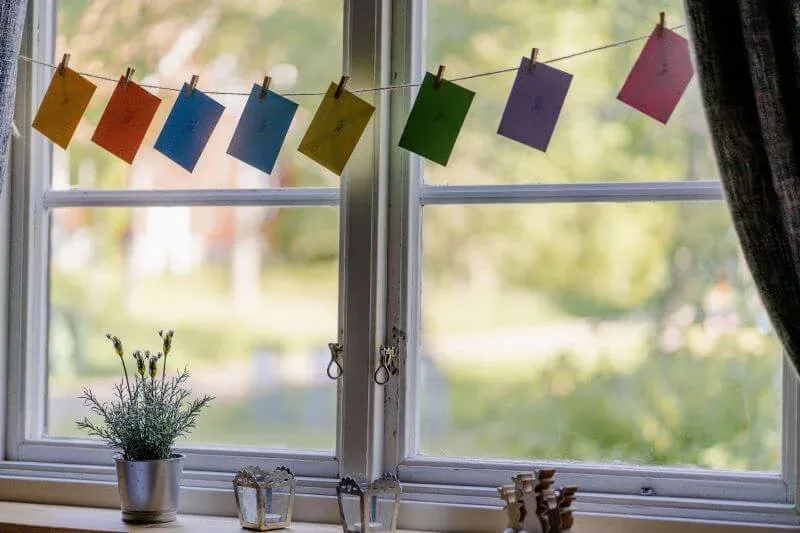 Bunte Wimpelkette am Fenster